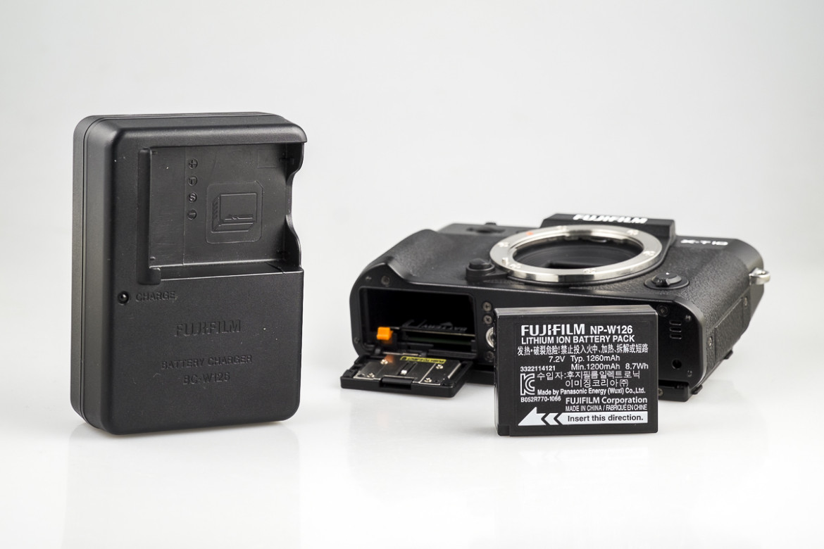Fujifilm X-T10 - bateria i ładowarka