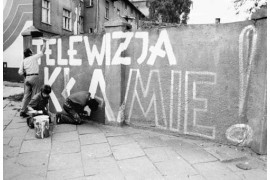  Malowanie haseł w ramach akcji protestacyjnej podczas I Krajowego Zjazdu Delegatów NSZZ "Telewizja kłamie", Solidarność. Gdańsk, wrzesień 1981 r. Fot. PAP/PAI/Wojciech Kryński