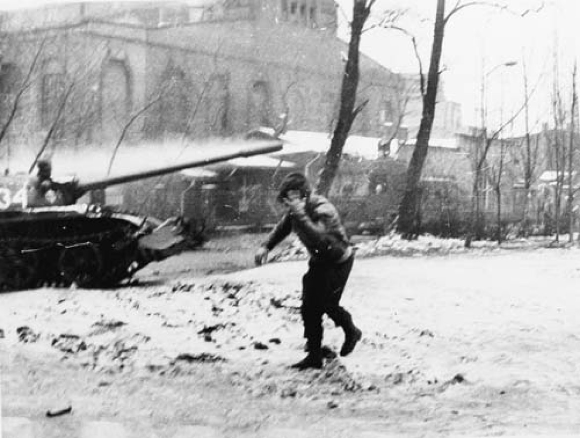 "Czołg", Pacyfikacja Kopalni Węgla Kamiennego "Wujek".Katowice, 16 grudnia 1981 r. Fot. Archiwum Jerzego Kośnika