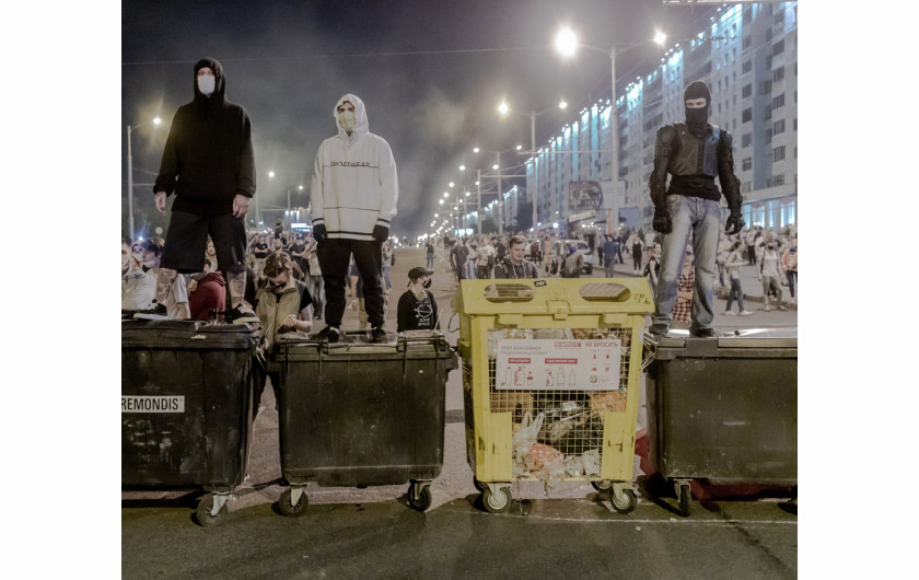 Kategoria: Fotoreportaż - Wydarzenia. Autor: Jędrzej Nowicki dla „Gazety Wyborczej”
Zapis największego w historii współczesnej Białorusi wolnościowego zrywu przeciwko reżimowi Aleksandra Łukaszenki, który swój urząd sprawuje od 26 lat. W nocy z 9 na 10 sierpnia 2020 roku doszło do protestów, gdy ogłoszono wstępne wyniki sfałszowanych wyborów, które Łukaszenko wygrał rzekomo większością głosów. Aparat państwa brutalnie dusi opór Białorusinów.