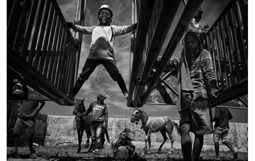 © Alain Schroeder, Kid Jockeys - I miejsce w kategorii SPORTS STORIES / Dziecięcy dżokeje (w wieku 5-10 lat) jeżdżą konno boso i bez sprzętu ochronnego, na małych koniach, podczas tradycyjnych wyścigów Maen Jaran, na wyspie Sumbawa w Indonezji.