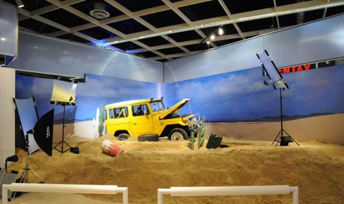 samochód wśród piasków pustyni - pomysł Olympusa na scenkę do fotografowania