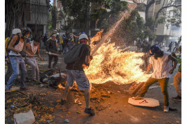 © Juan Barreto (Agence France-Presse), "Demonstrator Catches Fire" - III miejsce w  kategoriiSPOT NEWS STORIES / José Víctor Salazar Balza (28 lat) staje w płomieniach, gdy kanister z gazem na policyjnym motorze eksplodował podczas protestu w Caracas przeciwko wenezuelskiemu prezydentowi Nicolasowi Maduro.