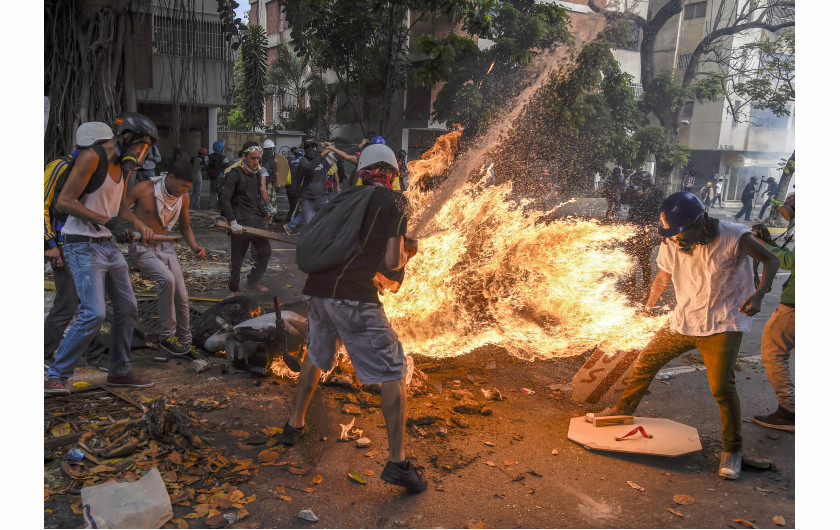 © Juan Barreto (Agence France-Presse), Demonstrator Catches Fire - III miejsce w  kategoriiSPOT NEWS STORIES / José Víctor Salazar Balza (28 lat) staje w płomieniach, gdy kanister z gazem na policyjnym motorze eksplodował podczas protestu w Caracas przeciwko wenezuelskiemu prezydentowi Nicolasowi Maduro.