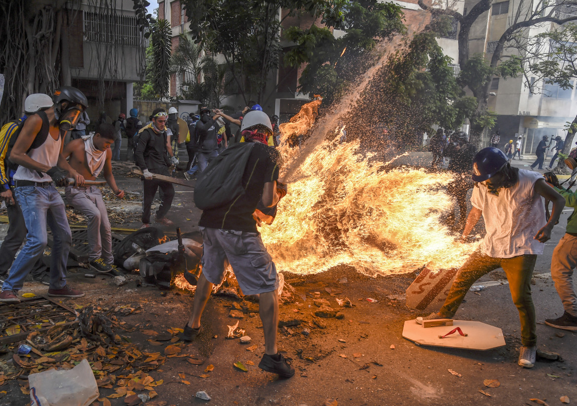 © Juan Barreto (Agence France-Presse), "Demonstrator Catches Fire" - III miejsce w kategoriiSPOT NEWS STORIES / José Víctor Salazar Balza (28 lat) staje w płomieniach, gdy kanister z gazem na policyjnym motorze eksplodował podczas protestu w Caracas przeciwko wenezuelskiemu prezydentowi Nicolasowi Maduro.