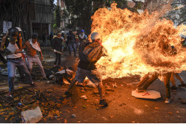 © Juan Barreto (Agence France-Presse), "Demonstrator Catches Fire" - III miejsce w kategorii SPOT NEWS STORIES / José Víctor Salazar Balza (28 lat) staje w płomieniach, gdy kanister z gazem na policyjnym motorze eksplodował podczas protestu w Caracas przeciwko wenezuelskiemu prezydentowi Nicolasowi Maduro.