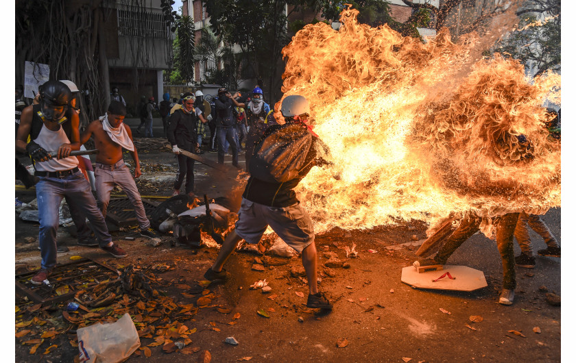 © Juan Barreto (Agence France-Presse), Demonstrator Catches Fire - III miejsce w kategorii SPOT NEWS STORIES / José Víctor Salazar Balza (28 lat) staje w płomieniach, gdy kanister z gazem na policyjnym motorze eksplodował podczas protestu w Caracas przeciwko wenezuelskiemu prezydentowi Nicolasowi Maduro.
