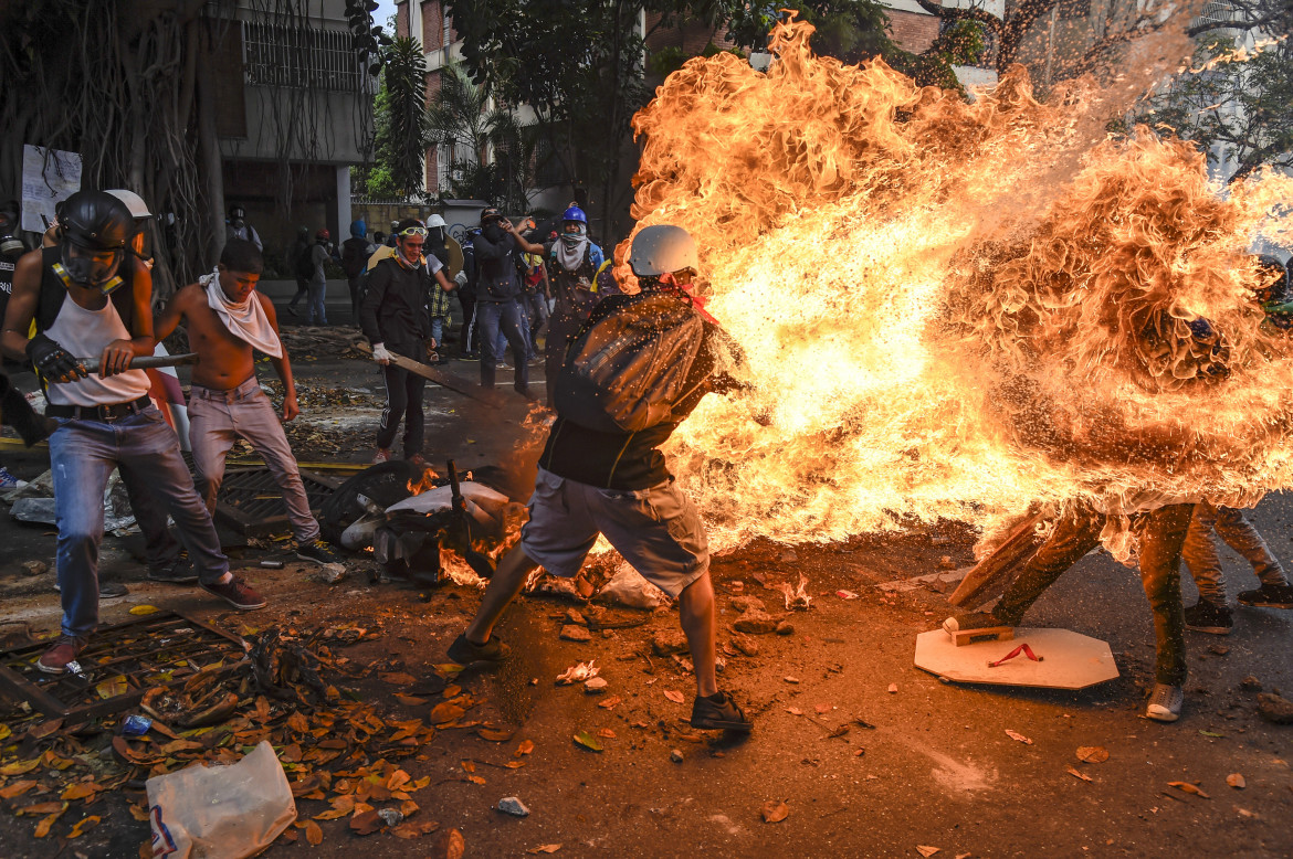 © Juan Barreto (Agence France-Presse), "Demonstrator Catches Fire" - III miejsce w kategorii SPOT NEWS STORIES / José Víctor Salazar Balza (28 lat) staje w płomieniach, gdy kanister z gazem na policyjnym motorze eksplodował podczas protestu w Caracas przeciwko wenezuelskiemu prezydentowi Nicolasowi Maduro.