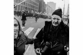 Kategoria: Fotoreportaż - Wydarzenia. Autor: Jakub Kamiński, East News<br></br><br></br>Warszawsi Marsz Niepodległości 2020 pod hasłem: "Nasza cywilizacja, nasze zasady", podczas którego fotograf "Tygodnika Solidarność" Tomasz Gutry został postrzelony z policyjnej broni gładkolufowej.