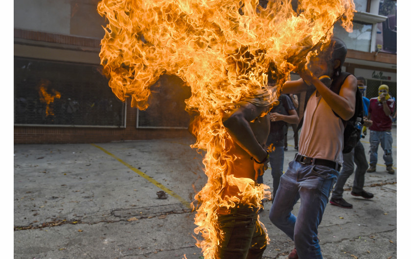 © Juan Barreto (Agence France-Presse), Demonstrator Catches Fire - III miejsce w kategorii SPOT NEWS STORIES / José Víctor Salazar Balza (28 lat) staje w płomieniach, gdy kanister z gazem na policyjnym motorze eksplodował podczas protestu w Caracas przeciwko wenezuelskiemu prezydentowi Nicolasowi Maduro.