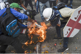 © Juan Barreto (Agence France-Presse), "Demonstrator Catches Fire" - III miejsce w kategorii SPOT NEWS STORIES / José Víctor Salazar Balza (28 lat) staje w płomieniach, gdy kanister z gazem na policyjnym motorze eksplodował podczas protestu w Caracas przeciwko wenezuelskiemu prezydentowi Nicolasowi Maduro.