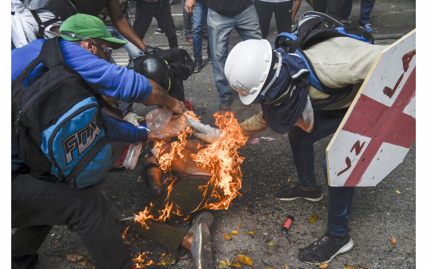 © Juan Barreto (Agence France-Presse), Demonstrator Catches Fire - III miejsce w kategorii SPOT NEWS STORIES / José Víctor Salazar Balza (28 lat) staje w płomieniach, gdy kanister z gazem na policyjnym motorze eksplodował podczas protestu w Caracas przeciwko wenezuelskiemu prezydentowi Nicolasowi Maduro.