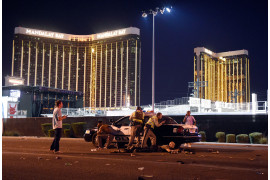 © David Becker (Getty Images), "Massacre in Las Vegas" - I miejsce w kategorii SPOT NEWS STORIES / 58 osób zginęło, a ponad 500 zostało rannych po tym, jak strzelec Stephen Paddock otworzył ogień do tłumu ponad 20 000 koncertujących na Route 91 Harvest Country Music Festival w Mandalay Bay Resort (Casino w Las Vegas, Nevada, USA).