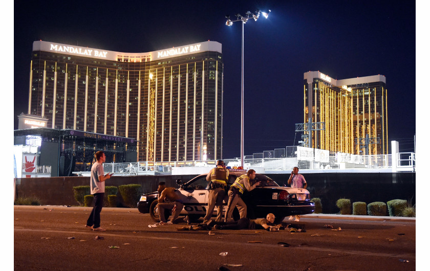 © David Becker (Getty Images), Massacre in Las Vegas - I miejsce w kategorii SPOT NEWS STORIES / 58 osób zginęło, a ponad 500 zostało rannych po tym, jak strzelec Stephen Paddock otworzył ogień do tłumu ponad 20 000 koncertujących na Route 91 Harvest Country Music Festival w Mandalay Bay Resort (Casino w Las Vegas, Nevada, USA).