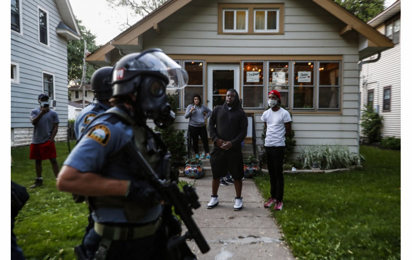 Przechodnie obserwują, jak policja idzie ulicą 28 maja 2020 r. w St. Paul w Minneapolis. (Fot. John Minchillo.) / Pulitzer Prize 2021 for Breaking News Photography