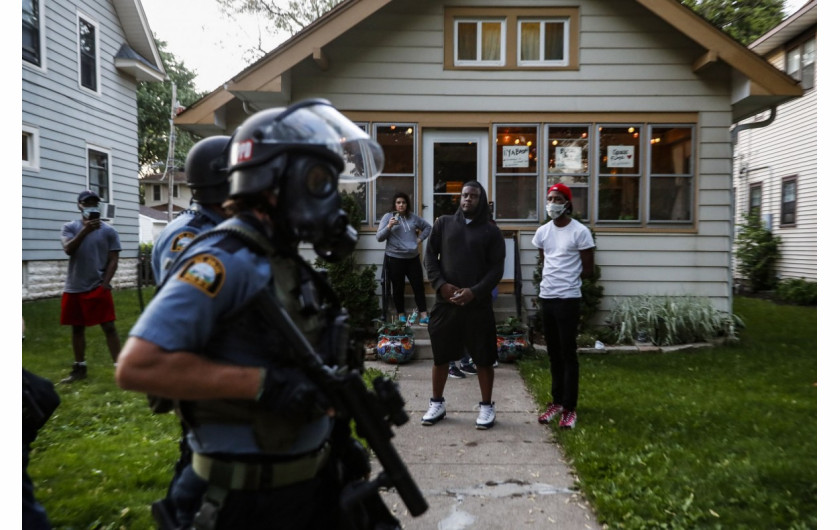 Przechodnie obserwują, jak policja idzie ulicą 28 maja 2020 r. w St. Paul w Minneapolis. (Fot. John Minchillo.) / Pulitzer Prize 2021 for Breaking News Photography