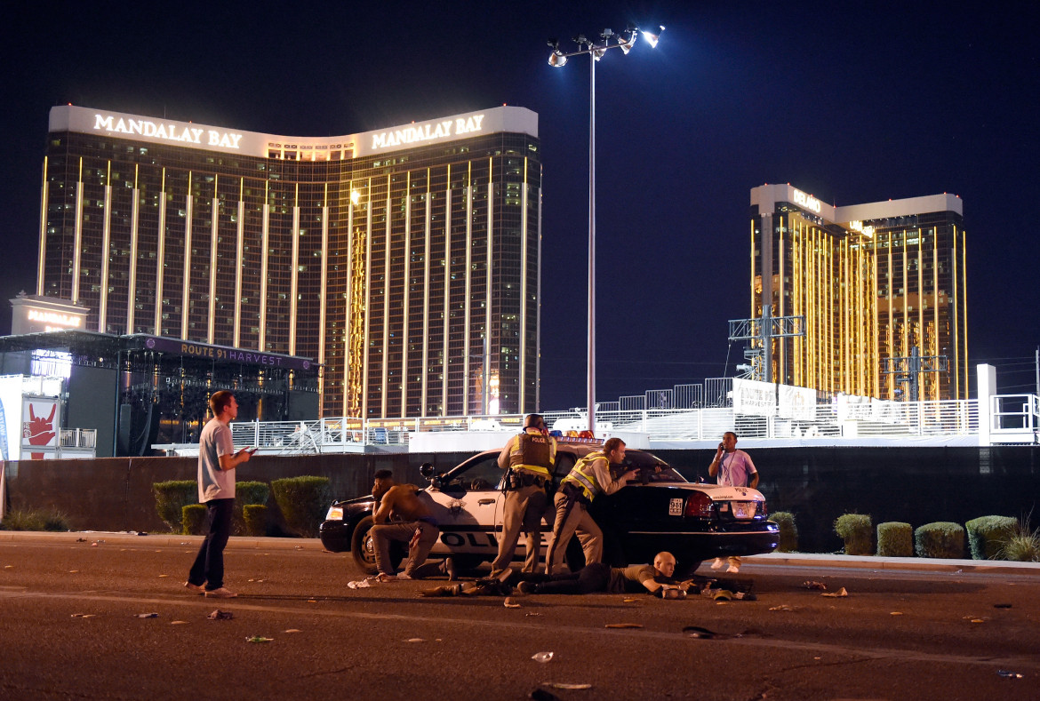 © David Becker (Getty Images), "Massacre in Las Vegas" - I miejsce w kategorii SPOT NEWS STORIES / 58 osób zginęło, a ponad 500 zostało rannych po tym, jak strzelec Stephen Paddock otworzył ogień do tłumu ponad 20 000 koncertujących na Route 91 Harvest Country Music Festival w Mandalay Bay Resort (Casino w Las Vegas, Nevada, USA).