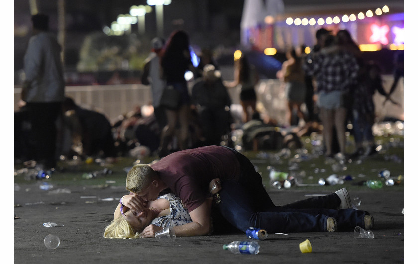 © David Becker (Getty Images), Massacre in Las Vegas - I miejsce w kategorii SPOT NEWS STORIES / 58 osób zginęło, a ponad 500 zostało rannych po tym, jak strzelec Stephen Paddock otworzył ogień do tłumu ponad 20 000 koncertujących na Route 91 Harvest Country Music Festival w Mandalay Bay Resort (Casino w Las Vegas, Nevada, USA).