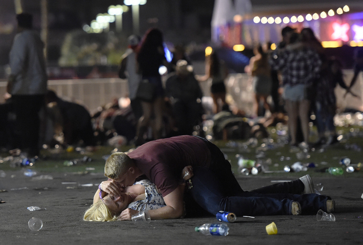 © David Becker (Getty Images), "Massacre in Las Vegas" - I miejsce w kategorii SPOT NEWS STORIES / 58 osób zginęło, a ponad 500 zostało rannych po tym, jak strzelec Stephen Paddock otworzył ogień do tłumu ponad 20 000 koncertujących na Route 91 Harvest Country Music Festival w Mandalay Bay Resort (Casino w Las Vegas, Nevada, USA).