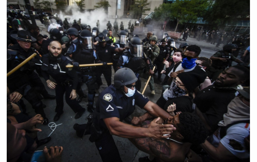 Policjanci i protestujący ścierają się w pobliżu CNN Center, 29 maja 2020 r. w Atlancie w odpowiedzi na śmierć George'a Floyda. (Zdjęcie: Mike Stewart.) / Pulitzer Prize 2021 for Breaking News Photography