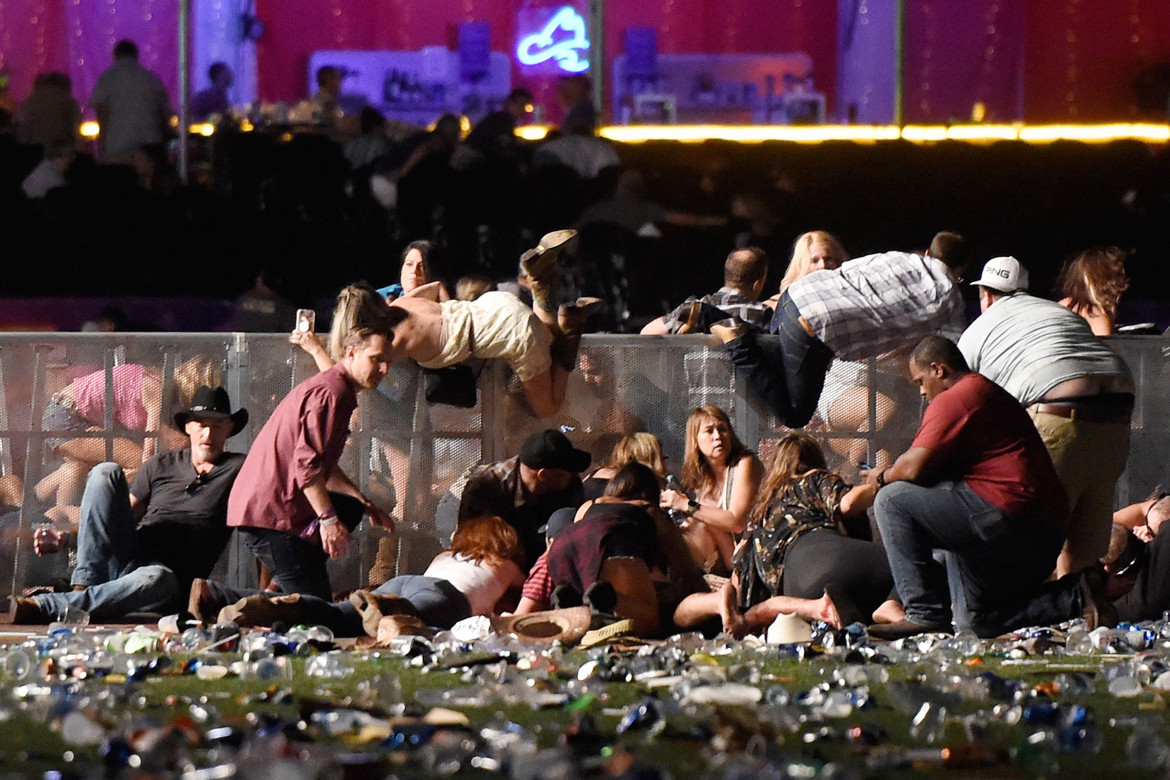 © David Becker (Getty Images), "Massacre in Las Vegas" - I miejsce w kategorii SPOT NEWS STORIES / 58 osób zginęło, a ponad 500 zostało rannych po tym, jak strzelec Stephen Paddock otworzył ogień do tłumu ponad 20 000 koncertujących na Route 91 Harvest Country Music Festival w Mandalay Bay Resort (Casino w Las Vegas, Nevada, USA).