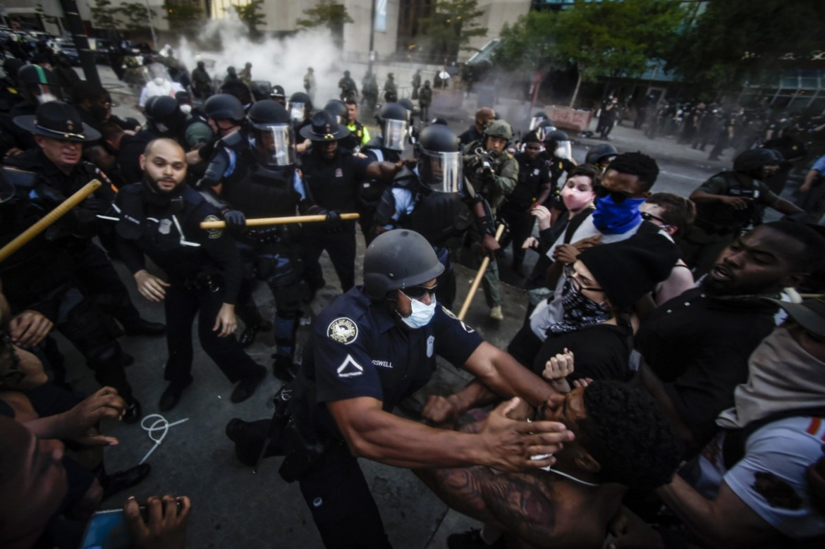 Policjanci i protestujący ścierają się w pobliżu CNN Center, 29 maja 2020 r. w Atlancie w odpowiedzi na śmierć George'a Floyda. (Zdjęcie: Mike Stewart.) / Pulitzer Prize 2021 for Breaking News Photography