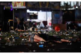 © David Becker (Getty Images), "Massacre in Las Vegas" - I miejsce w kategorii SPOT NEWS STORIES / 58 osób zginęło, a ponad 500 zostało rannych po tym, jak strzelec Stephen Paddock otworzył ogień do tłumu ponad 20 000 koncertujących na Route 91 Harvest Country Music Festival w Mandalay Bay Resort (Casino w Las Vegas, Nevada, USA).