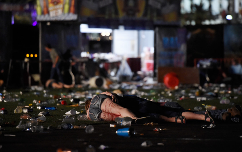 © David Becker (Getty Images), Massacre in Las Vegas - I miejsce w kategorii SPOT NEWS STORIES / 58 osób zginęło, a ponad 500 zostało rannych po tym, jak strzelec Stephen Paddock otworzył ogień do tłumu ponad 20 000 koncertujących na Route 91 Harvest Country Music Festival w Mandalay Bay Resort (Casino w Las Vegas, Nevada, USA).