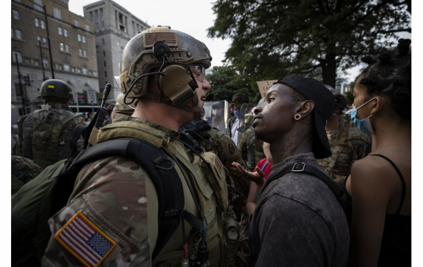 Jeden z demonstrantów wpatruje się w żołnierza Gwardii Narodowej podczas protestów w sprawie śmierci George'a Floyda, 3 czerwca 2020 r., w pobliżu Białego Domu w Waszyngtonie (zdjęcie: Alex Brandon). / Pulitzer Prize 2021 for Breaking News Photography