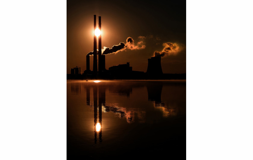 fot. Dominika Koszowska, Power Plant at Sunrise, brązowy medal w amatorskiej kat. Architecture/Industrial / Px3 Prix de la Photographie, Paris