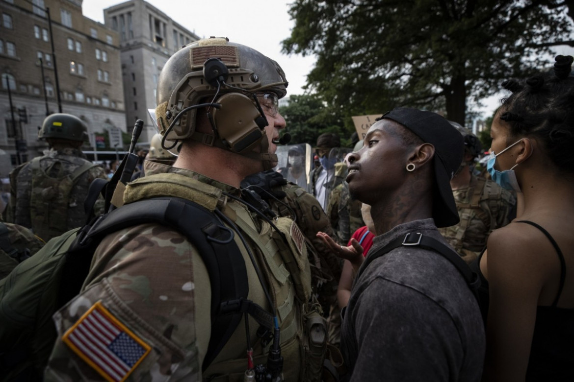 Jeden z demonstrantów wpatruje się w żołnierza Gwardii Narodowej podczas protestów w sprawie śmierci George'a Floyda, 3 czerwca 2020 r., w pobliżu Białego Domu w Waszyngtonie (zdjęcie: Alex Brandon). / Pulitzer Prize 2021 for Breaking News Photography