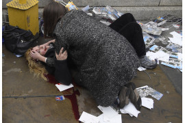 © Toby Melville (Reuters),"Witnessing the Immediate Aftermath of an Attack in the Heart of London" - II miejsce w kategorii SPOT NEWS STORIES / Bezpośrednie następstwo po ataku na Westminster Bridge w Londynie (Wielka Brytania), kiedy Khalid Masood wjechał swoim samochodem w pieszych, zabijając pięciu i raniąc wiele osób.