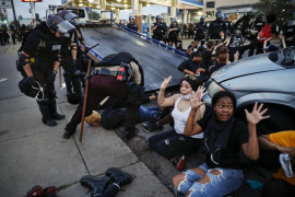 Protestujący podnoszą ręce na polecenie policji podczas zatrzymania na stacji benzynowej przy South Washington Street, 31 maja 2020 r. w Minneapolis. (Fot. John Minchillo.) / Pulitzer Prize 2021 for Breaking News Photography