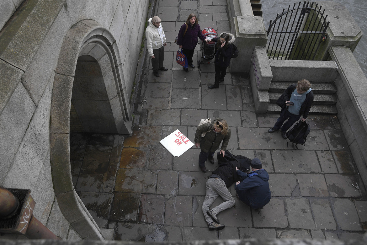 © Toby Melville (Reuters),"Witnessing the Immediate Aftermath of an Attack in the Heart of London" - II miejsce w kategorii SPOT NEWS STORIES / Bezpośrednie następstwo po ataku na Westminster Bridge w Londynie (Wielka Brytania), kiedy Khalid Masood wjechał swoim samochodem w pieszych, zabijając pięciu i raniąc wiele osób.