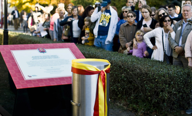 Fotograficzna kapsuła czasu zakopana w Warszawie. Wiadomość do przyszłych pokoleń zostanie odkryta w 2118 roku