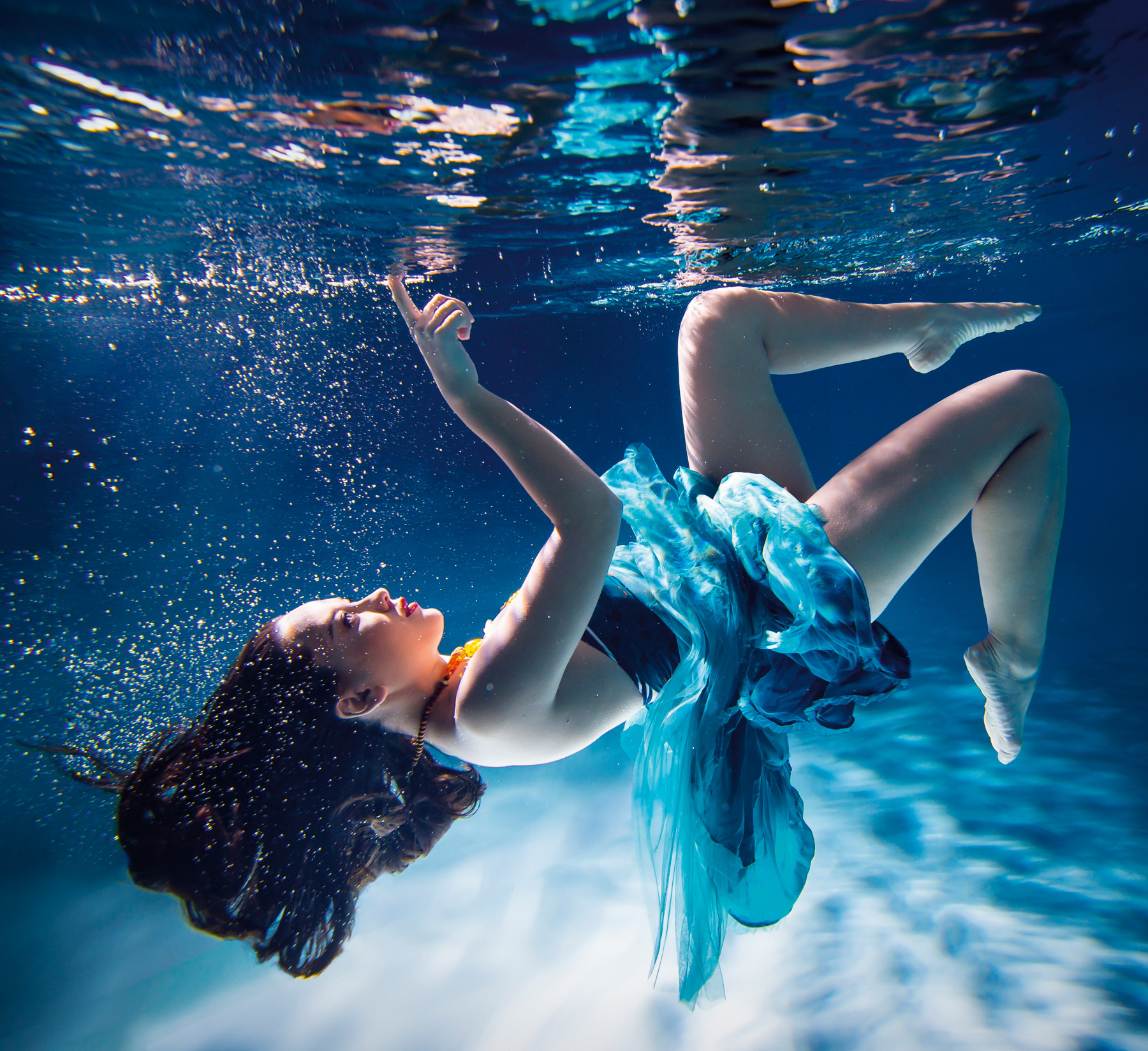 Утопленник во сне. Женщина под водой. Красивые позы в воде. Тонущий человек. К чему снится тонуть в воде.