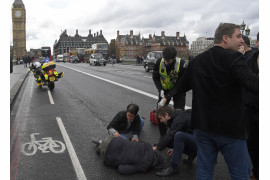 © Toby Melville (Reuters),"Witnessing the Immediate Aftermath of an Attack in the Heart of London" - II miejsce w kategorii SPOT NEWS STORIES / Bezpośrednie następstwo po ataku na Westminster Bridge w Londynie (Wielka Brytania), kiedy Khalid Masood wjechał swoim samochodem w pieszych, zabijając pięciu i raniąc wiele osób.