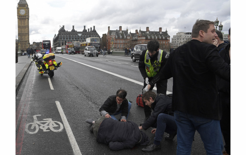 © Toby Melville (Reuters),Witnessing the Immediate Aftermath of an Attack in the Heart of London - II miejsce w kategorii SPOT NEWS STORIES / Bezpośrednie następstwo po ataku na Westminster Bridge w Londynie (Wielka Brytania), kiedy Khalid Masood wjechał swoim samochodem w pieszych, zabijając pięciu i raniąc wiele osób.