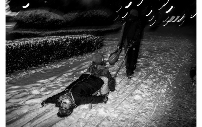 Kategoria: Fotoreportaż - Życie codzienne. Autor: Anna Hernik dla Pix.House
W trakcie pandemii COVID-9 dorośli zajęci pracą, ratowaniem związków i gaszeniem konfliktów, jakie wybuchają w zamknięciu, odpychają od siebie problemy dotyczące dzieci. Najmłodsi nie mają głosu, zostali zamknięci w domu, pozbawieni kontaktu z rówieśnikami, bez możliwości odreagowania frustracji, są niejednokrotnie narażeni na przemoc domową. Zdjęcia trójki moich dzieci w wieku 4, 8 i 12 lat.