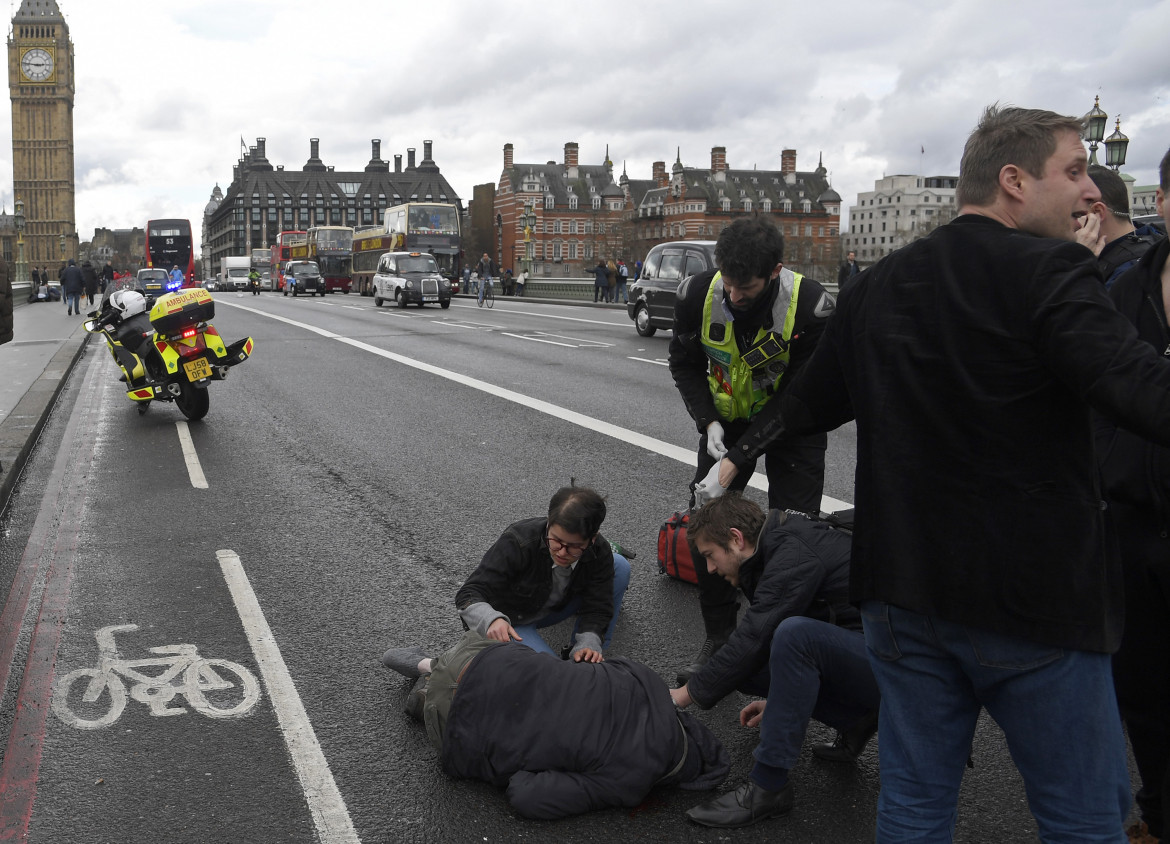 © Toby Melville (Reuters),"Witnessing the Immediate Aftermath of an Attack in the Heart of London" - II miejsce w kategorii SPOT NEWS STORIES / Bezpośrednie następstwo po ataku na Westminster Bridge w Londynie (Wielka Brytania), kiedy Khalid Masood wjechał swoim samochodem w pieszych, zabijając pięciu i raniąc wiele osób.