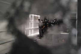 Nowojorscy policjanci aresztują ludzi w zdewastowanym sklepie Balenciaga w Nowym Jorku, 2 czerwca 2020 r., (Zdjęcie: Frank Franklin II.) / Pulitzer Prize 2021 for Breaking News Photography