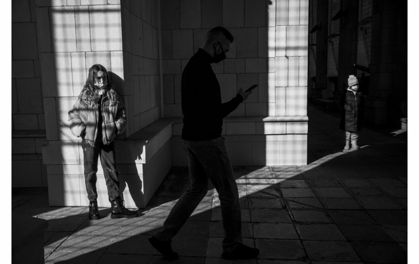 Kategoria: Fotoreportaż - Życie codzienne. Autor: Anna Hernik dla Pix.House
W trakcie pandemii COVID-9 dorośli zajęci pracą, ratowaniem związków i gaszeniem konfliktów, jakie wybuchają w zamknięciu, odpychają od siebie problemy dotyczące dzieci. Najmłodsi nie mają głosu, zostali zamknięci w domu, pozbawieni kontaktu z rówieśnikami, bez możliwości odreagowania frustracji, są niejednokrotnie narażeni na przemoc domową. Zdjęcia trójki moich dzieci w wieku 4, 8 i 12 lat.