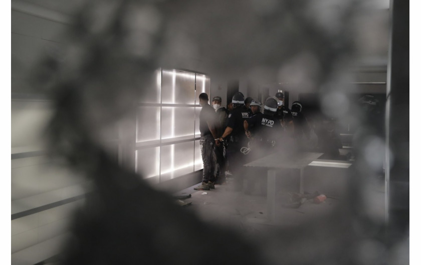 Nowojorscy policjanci aresztują ludzi w zdewastowanym sklepie Balenciaga w Nowym Jorku, 2 czerwca 2020 r., (Zdjęcie: Frank Franklin II.) / Pulitzer Prize 2021 for Breaking News Photography