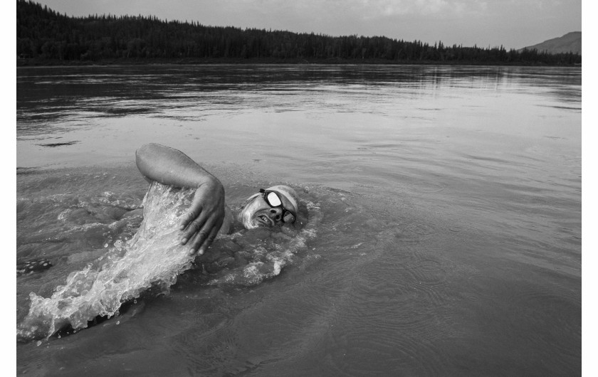 Fot. Piotr Sadurski, z projektu Swimming Yukon River, wyróżnienie w kategorii profesjonalnej Sport / Sony World Photography Awards 2024