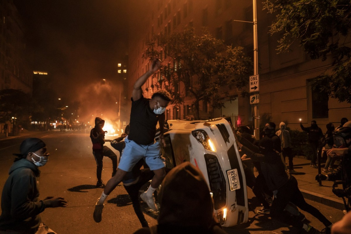 Demonstranci dewastują samochód w pobliżu Białego Domu w Waszyngtonie, 31 maja 2020 r.  (Zdjęcie: Evan Vucci.) / Pulitzer Prize 2021 for Breaking News Photography