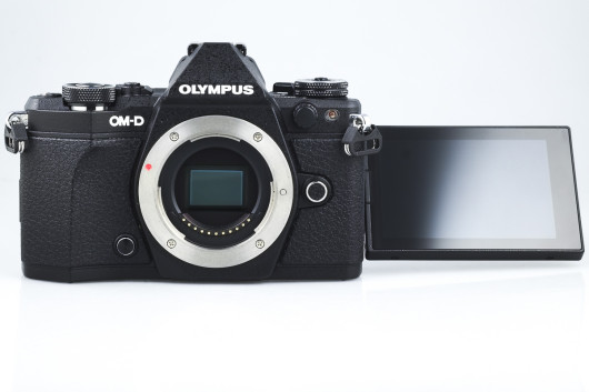 Olympusa OM-D E-M5 II - odchylany i obracany ekran