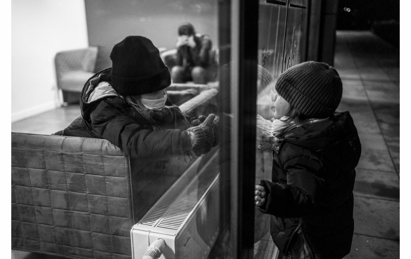 Kategoria: Fotoreportaż - Życie codzienne. Autor: Anna Hernik dla Pix.House
W trakcie pandemii COVID-9 dorośli zajęci pracą, ratowaniem związków i gaszeniem konfliktów, jakie wybuchają w zamknięciu, odpychają od siebie problemy dotyczące dzieci. Najmłodsi nie mają głosu, zostali zamknięci w domu, pozbawieni kontaktu z rówieśnikami, bez możliwości odreagowania frustracji, są niejednokrotnie narażeni na przemoc domową. Zdjęcia trójki moich dzieci w wieku 4, 8 i 12 lat.