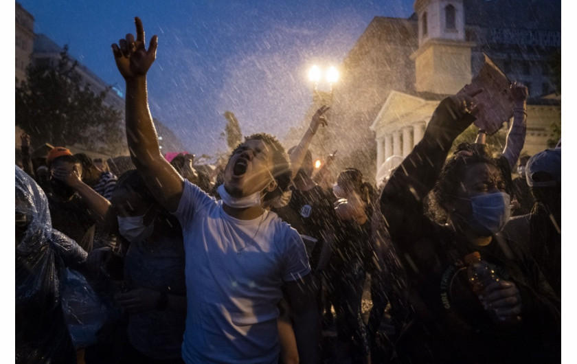 Demonstranci protestują w pobliżu Białego Domu w Waszyngtonie w związku ze śmiercią George'a Floyda, 4 czerwca 2020 r. (Zdjęcie: Evan Vucci.) / Pulitzer Prize 2021 for Breaking News Photography