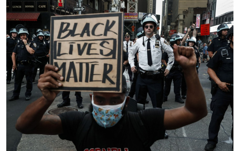 Policja otacza demonstrantów podczas marszu na Times Square, 4 czerwca 2020 r. w Nowym Jorku. (Fot. John Minchillo.) / Pulitzer Prize 2021 for Breaking News Photography