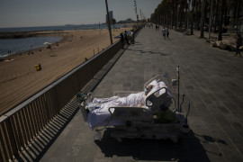 fot. Emilio Morenatti (Associated Press), Francisco España ( 60 lat) spogląda na Morze Śródziemne z promenady obok „Hospital del Mar” w Barcelonie, 4 września 2020 r. Francisco spędził 52 dni na szpitalnym oddziale intensywnej terapii z powodu zakażenia koronawirusem i w tym dniu lekarze zezwolili mu spędzić prawie dziesięć minut nad morzem w ramach terapii mającej na celu szybszą rehabilitację. / The Pulitzer Prize 2021 for Feature Photography